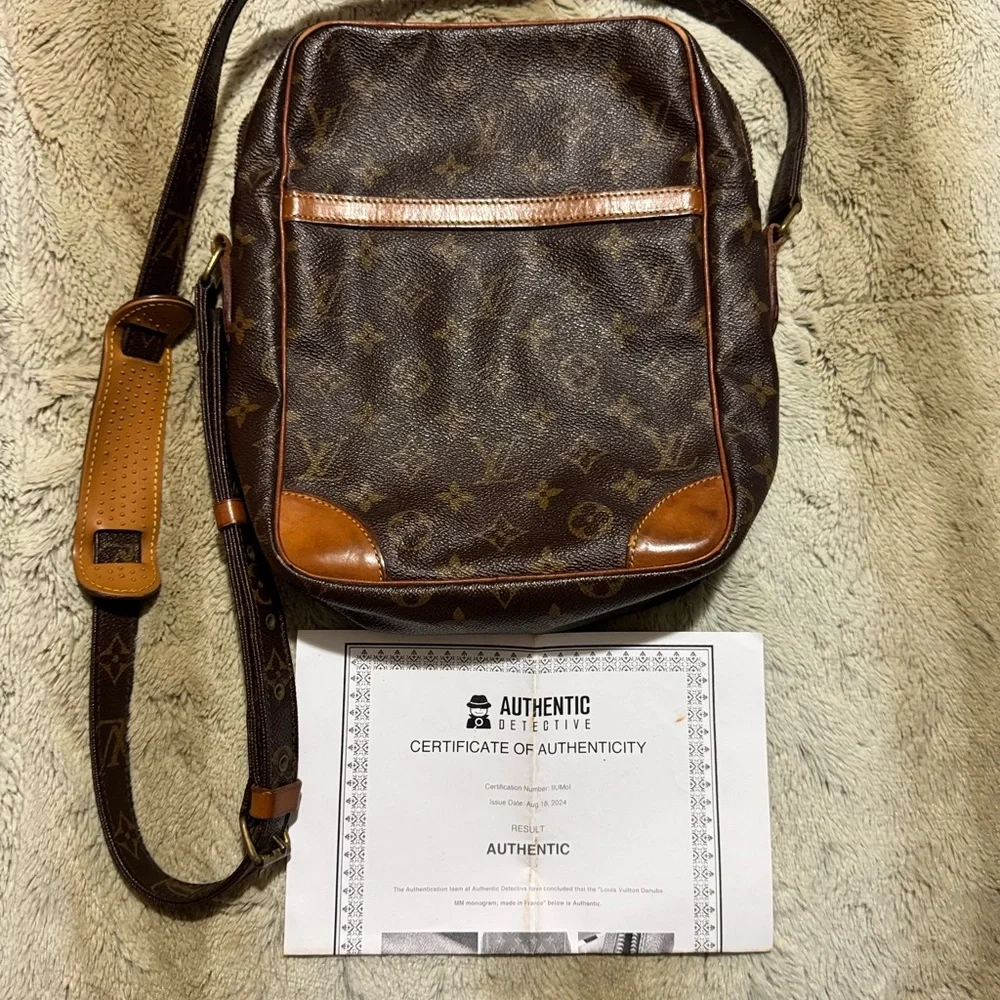 🔥 COA Louis Vuitton Danube Monogram Crossbody Bag in GUC 🔥 - Picture 2 of 15